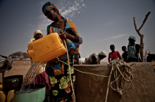 In Mauritania women spend hours collecting water (Photo: Pablo Tosco/Oxfam)