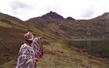 Andean potato farmer points to once ice-covered peaks (Photo: A. Beck)